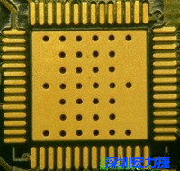 這是最不好的通孔設(shè)計(jì)，貫穿通孔直接擺放于QFN的接地散熱墊上，制造上無法確保其錫量，也就無法確保焊接良好。