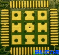 這個(gè)通孔的設(shè)計(jì)勉強(qiáng)可以接受，只剩下正中間一個(gè)通孔沒有塞孔，而且孔徑也變小了。