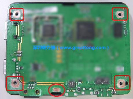 手動(dòng)去綠漆。使用傳統(tǒng)的刀片去除綠漆后的效果。