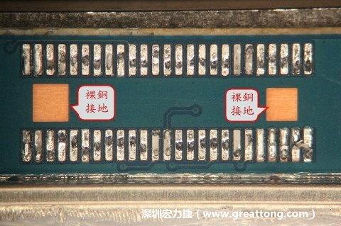 把板對板連接器全部移除，發(fā)現(xiàn)其下方板子共有兩個裸銅的方形設(shè)計。
