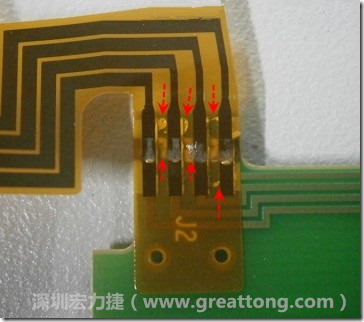 這張圖所顯示的,PCBA工廠實(shí)際進(jìn)行HotBar(熱壓熔錫焊接)焊接的時候,經(jīng)常會出現(xiàn)這類焊墊之間短路的問題,下面的圖示為比較嚴(yán)重的案例,大部分都只有部份溢錫,但這對品質(zhì)信賴杜已經(jīng)產(chǎn)生了及大的為害,既使現(xiàn)在測試沒有出現(xiàn)問題,難保在高溫膏濕的環(huán)境下不會出現(xiàn)電子遷移(Electromigration)的現(xiàn)象。