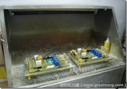 使用噴涂(Spraying)方式作業(yè)conformal coating時(shí)，需設(shè)備抽真空的設(shè)備，否則噴涂的物質(zhì)會(huì)飄散到空氣當(dāng)中，影響人體的健康。