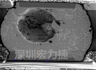 錫球氣泡大到足以影響到焊接的品質(zhì)，下圖是錫球切片后的剖面，可以很明顯看到氣泡已經(jīng)有錫球的 1/3 大了