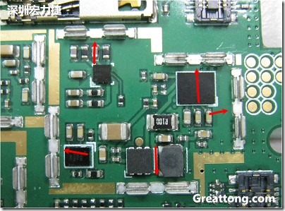圖中顯示一塊電路板使用這種屏蔽夾(shielding clip)的實例。基本上我們在彎角的地方都設(shè)計擺放了一個屏蔽夾，這樣可以讓作業(yè)員比較方便安裝屏蔽罩(shielding can)時的對位準(zhǔn)確。然后在其他沒有屏蔽夾的地方也設(shè)計了一些接地的布線，一來可以稍微提升屏蔽罩的電磁隔絕能力，另一方面也可以為屏蔽夾無效時，馬上可以更改為屏蔽框，而無需要重新設(shè)計電路板。