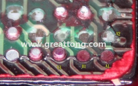 下圖是紅墨水測(cè)試后將PCB板子拿回來(lái)側(cè)一個(gè)角度拍攝的照片，就可以很清楚的看到錫球黏在PCB端，或不在PCB端。