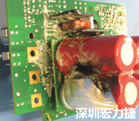 元件選擇不當(dāng)導(dǎo)致大量電流或電壓流經(jīng)電路，將會發(fā)生像這個燒融電容器的損壞情形。