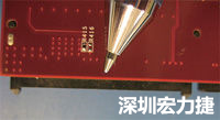 連接器邊緣稍突出于電路板的邊緣。