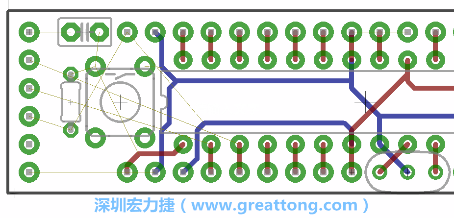 到目前為止，你應(yīng)該只剩下四個(gè)部分還未進(jìn)行布線，10K重置上拉電阻器、重置電容和1×6的序列排針。