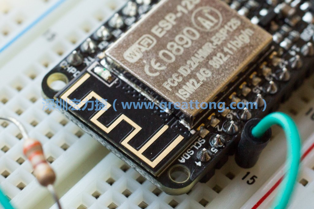 Adafruit Feather板上的無(wú)線電天線。