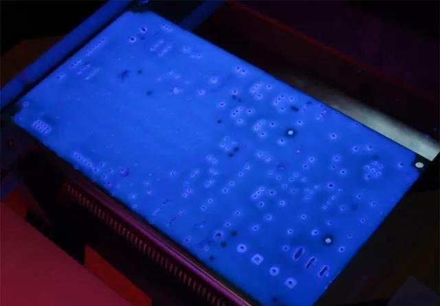 經(jīng)過涂覆工藝后的PCB，在紫光燈下的拍攝效果，原來coating也可以這么美！