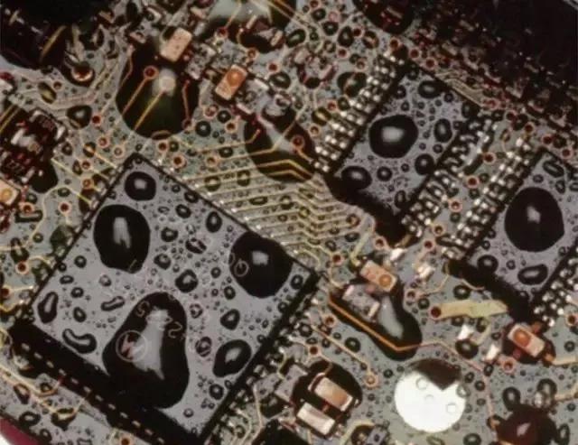 經(jīng)過涂覆工藝后的PCB，在表面形成透明的保護(hù)膜，能有效防止水珠和潮氣侵入，避免漏電和短路。