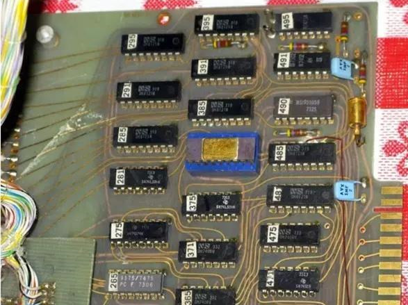 1972年開發(fā)的一塊基于Intel 8008的計(jì)算機(jī)中的印刷電路板。(資源來(lái)源：DigiBarn計(jì)算機(jī)博物館)